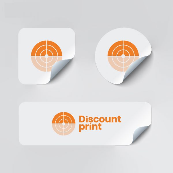 Produktbillede af plastetiketter på rulle fra Discountprint.dk, velegnet til holdbare og vandafvisende mærkninger. Etiketterne er vist i en praktisk rulleform, ideelle til brug på flasker, produkter eller emballage.